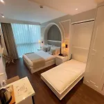 Dbd Bayrakli מלון