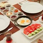 Dbd Bayrakli מלון